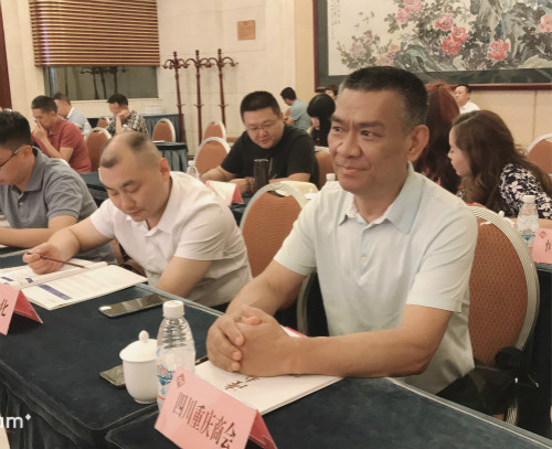 商会秘书长喻开和参加会议_meitu_3.jpg