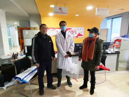 西三巷社区朱俊书记，甘涑洁副书记接受赠药_meitu_21.jpg