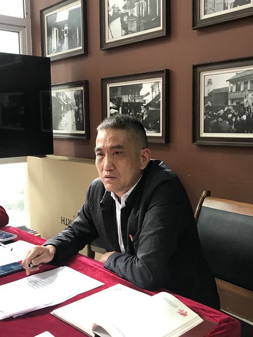 四川省重庆商会党支部书记谭国军主持会议_副本.jpg