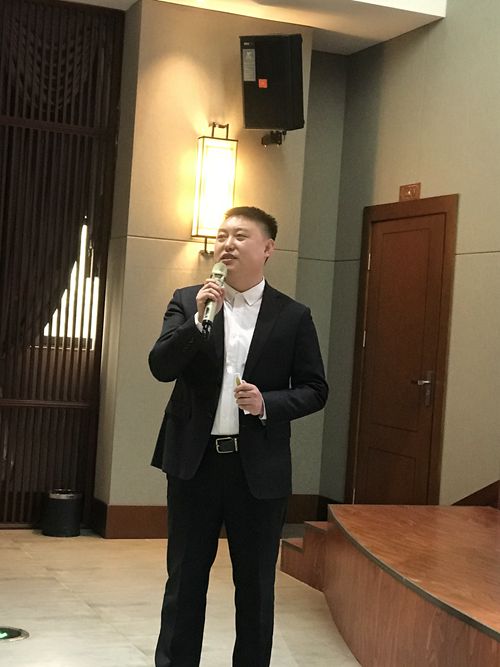 商会副会长、四川邛崃金六福崖谷生态酿酒有限公司西部大区总监朱付林介绍集团公司情况_副本.jpg