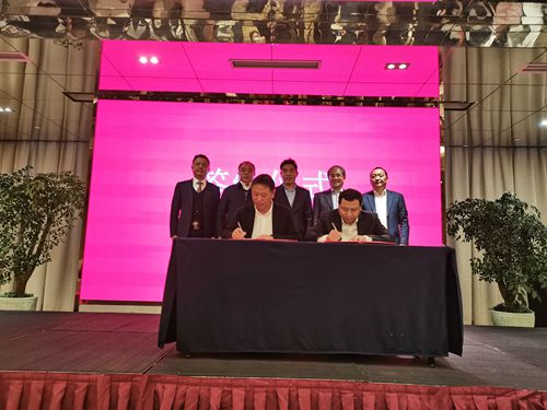 四川省异地商会联合会秘书长刘良绪与吉林省异地商会联合会会长刘上源签订《战略合作框架协议》_副本.jpg