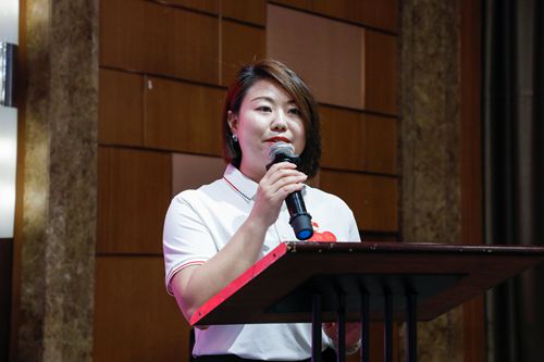 四川省重庆商会党支部副书记黄庭婷主持_副本.jpg