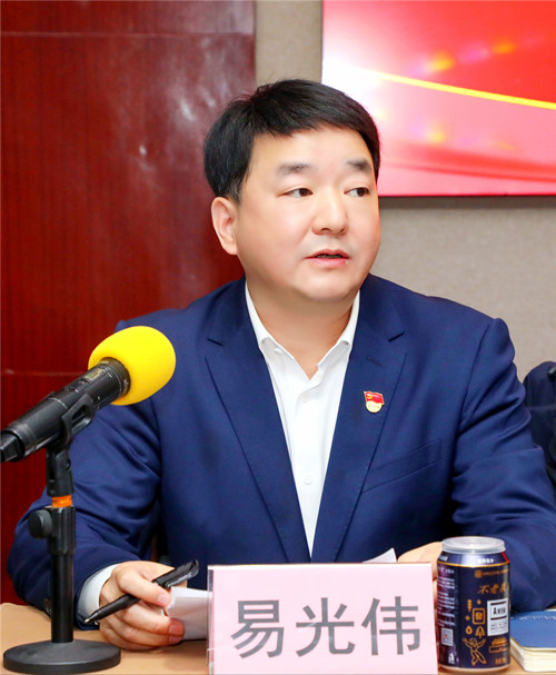4重庆市人民政府驻四川办事处经济合作处处长易光伟主持会议.jpg