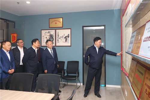 5-3参观商会秘书处环境建设.jpg