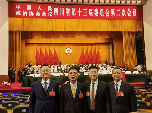 四川省工商联副主席、香港蛟龙集团董事局主席、成都蛟龙港管理委员会主任黄玉蛟.jpg