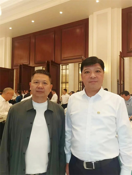 吉林省商务厅厅长李洪亮与四川省重庆商会副会长、四川亿胜建设集团有限公司董事长刘文胜合影.jpg